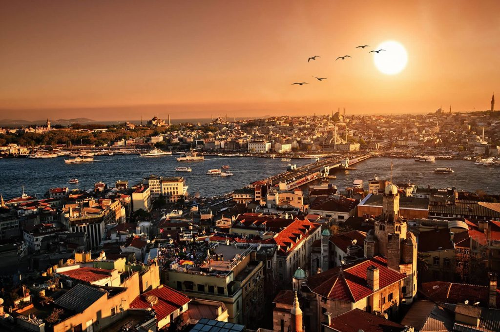 İstanbul at sunset, the Golden Horn and historic peninsula skyline
